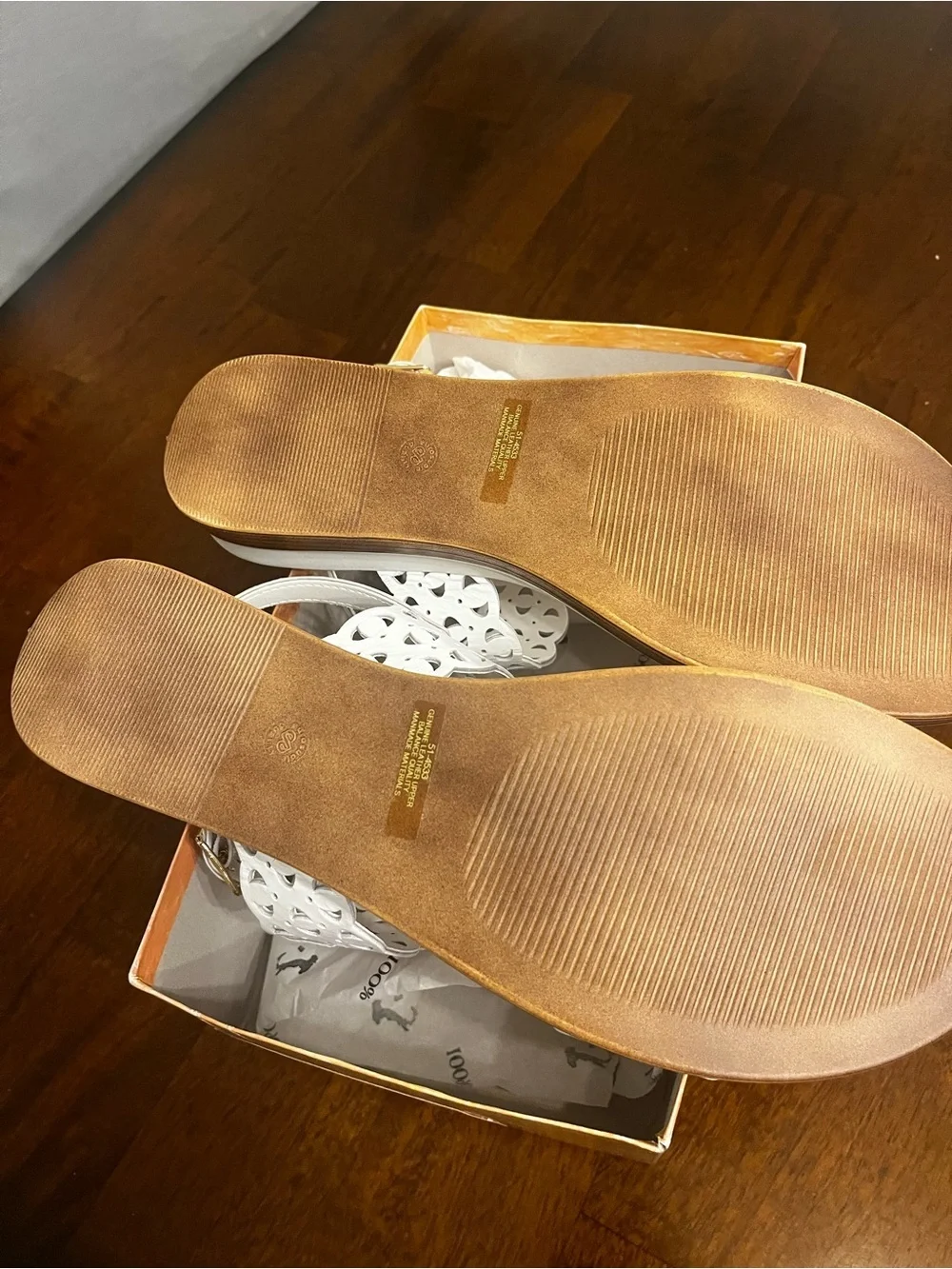 Bella Vita NWOB $119 Italian Leather White Sandals